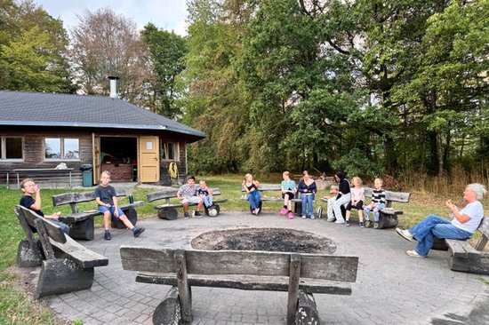 Gemeinsame Runde an der Feuerstelle vor dem Don-Bosco-Haus