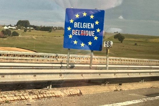 Grenzschild Belgien auf dem Weg zu den Grotten von Remouchamps