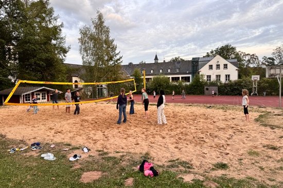 Volleyball auf dem Sandplatz am Don-Bosco-Haus