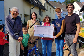 Schecküberreichung beim Sommerfest